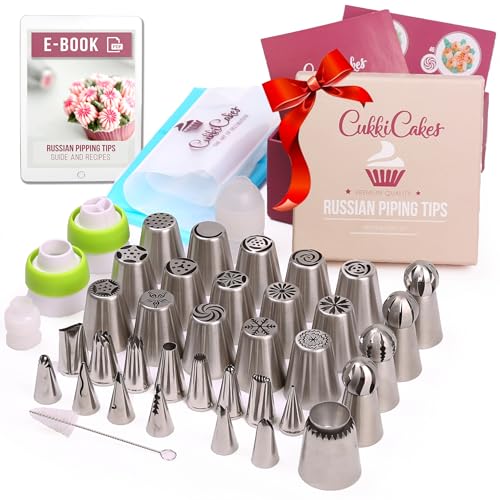 CukkiCakes 61 tlg Russische Spritztüllen Set Profi aus Edelstahl für Torten Dekoration: 34 Große-Blumen-Tüllen, 20 Einwegspritzbeutel, Silikon-Beutel, 4 Adapter & Geschenk-Box – plus Handbuch