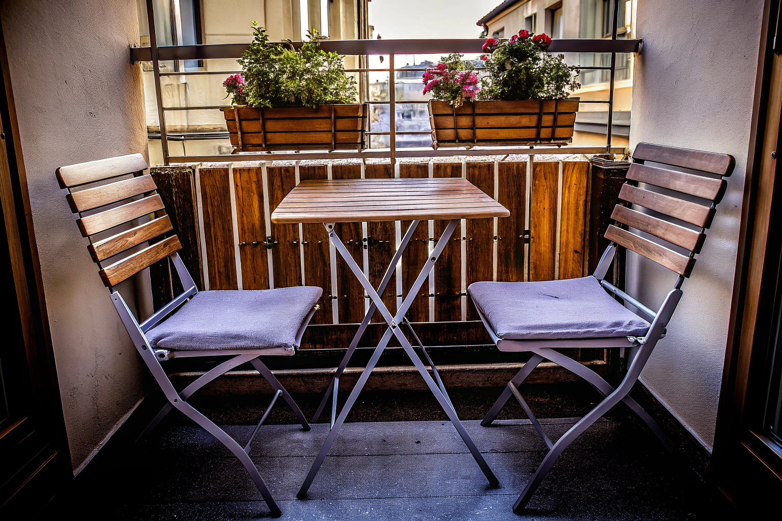 Juskys Balkonmöbel Set Ostana auf einem Balkon