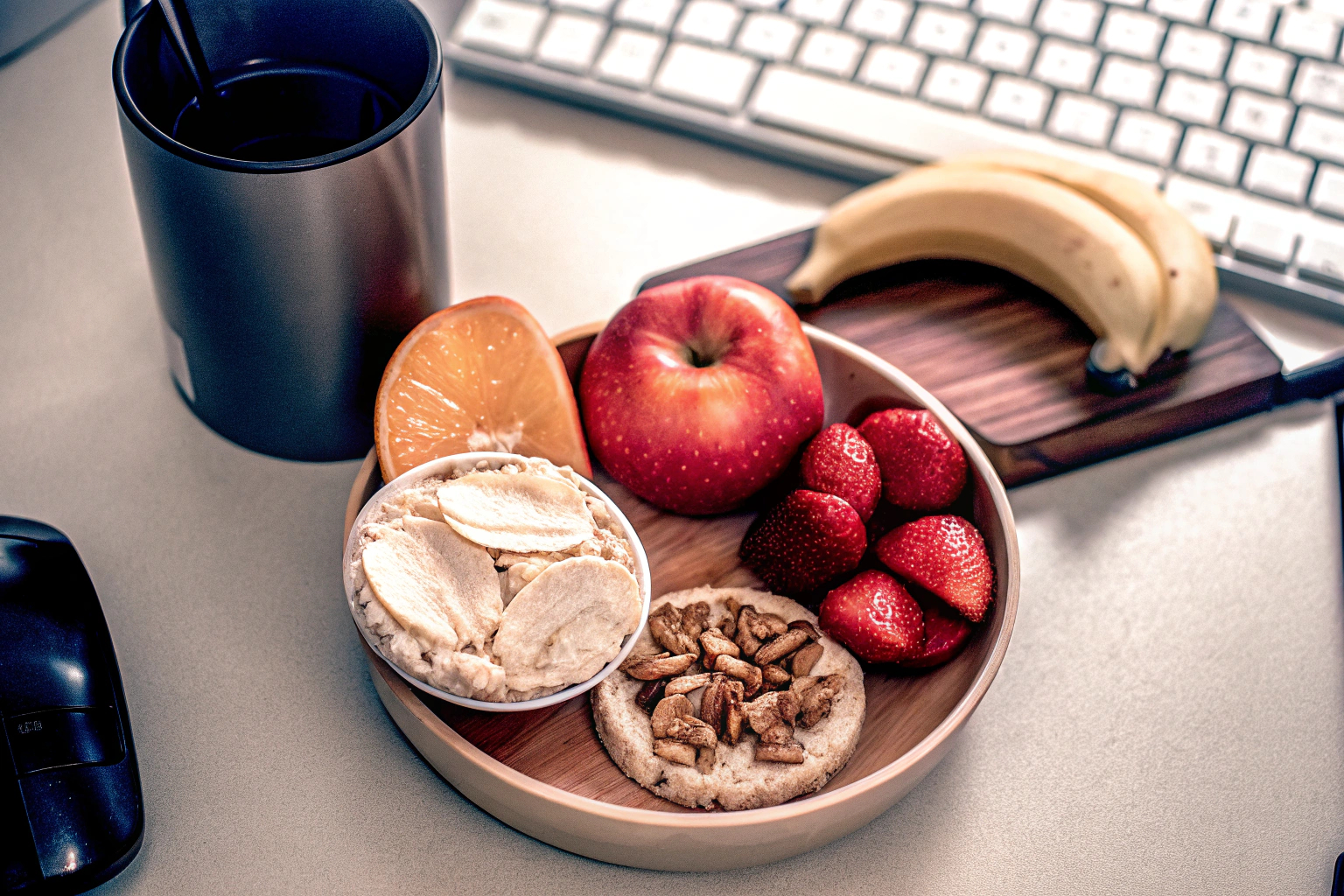 Gesunde Bürosnacks auf einem Tisch