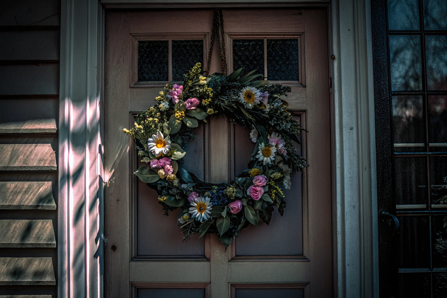 Türkranz mit Eukalyptus und Blumen