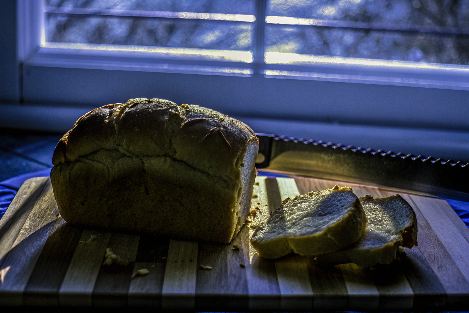 Frisch gebackenes Brot in Scheiben