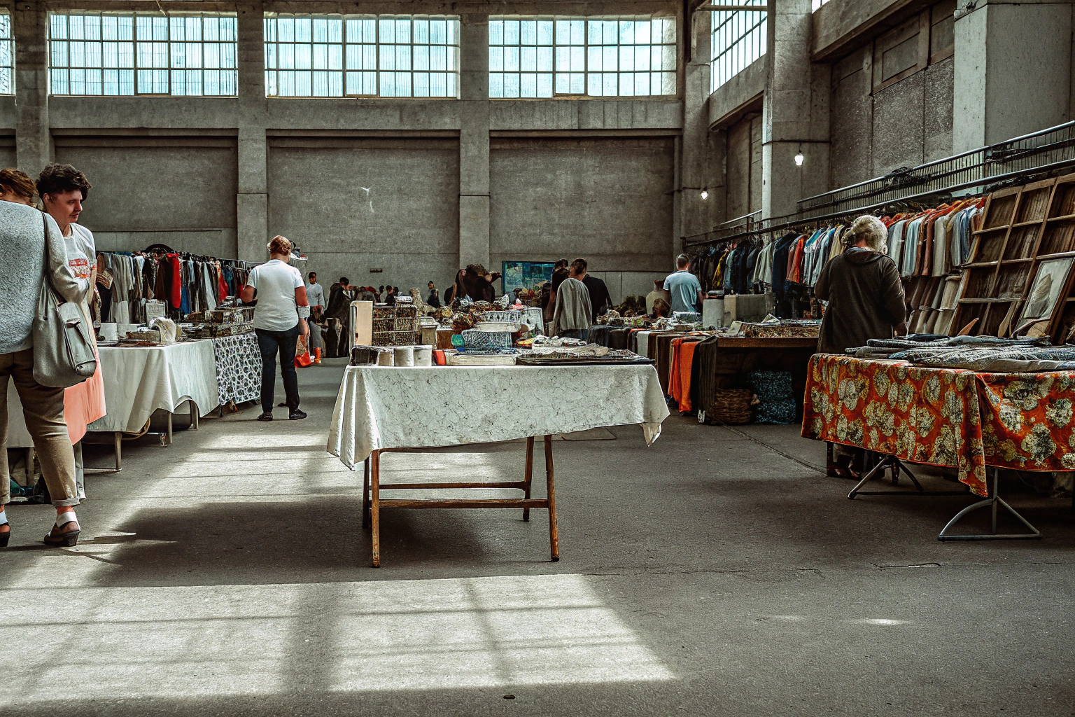 Besucherstrom auf einem Flohmarkt