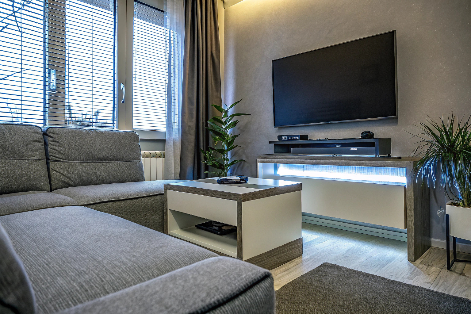 Modernes Wohnzimmer mit smarten Technologien