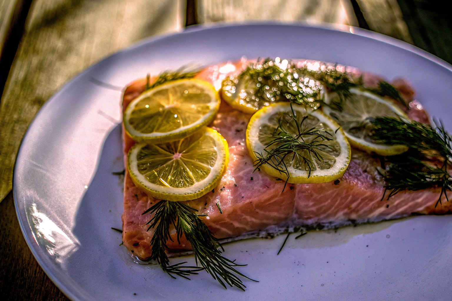 Gegrillter Lachs mit Zitronen und Dill