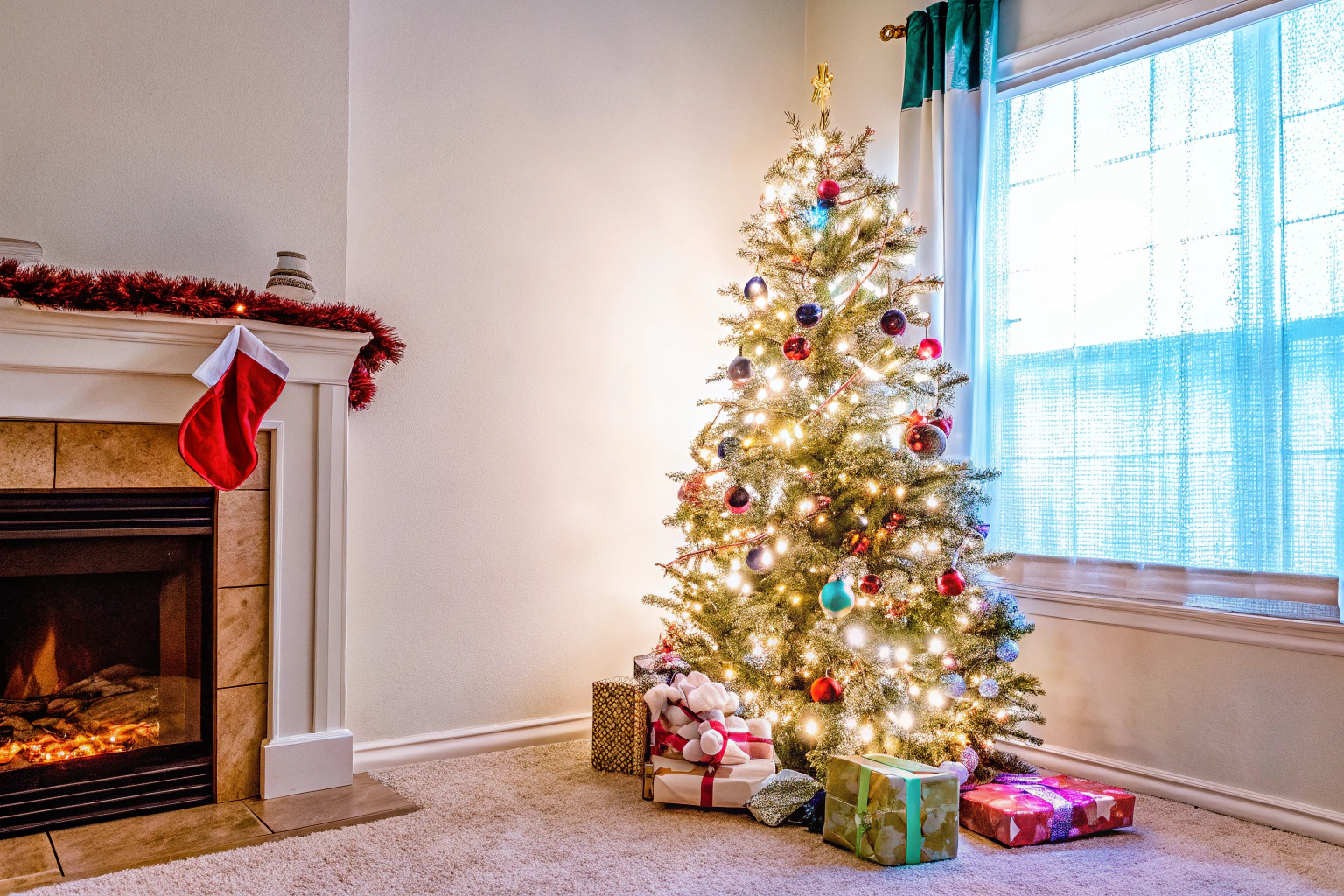 Weihnachtsbaum mit Kunstschnee