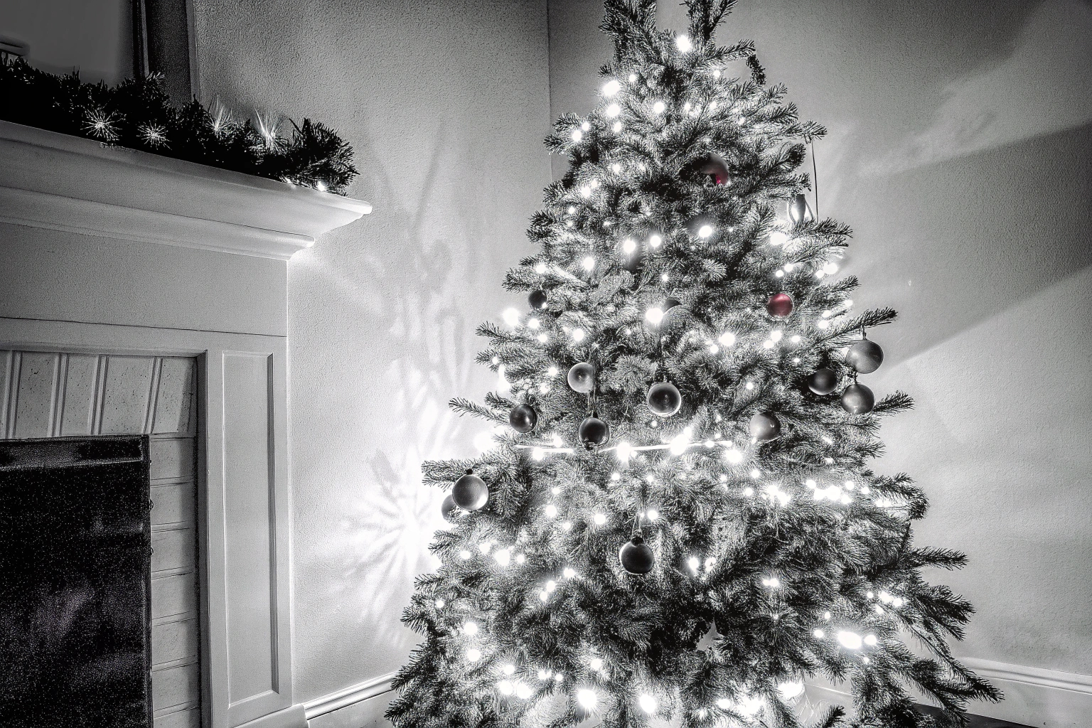 Weihnachtsbaum mit Lichterkette im Dunkeln