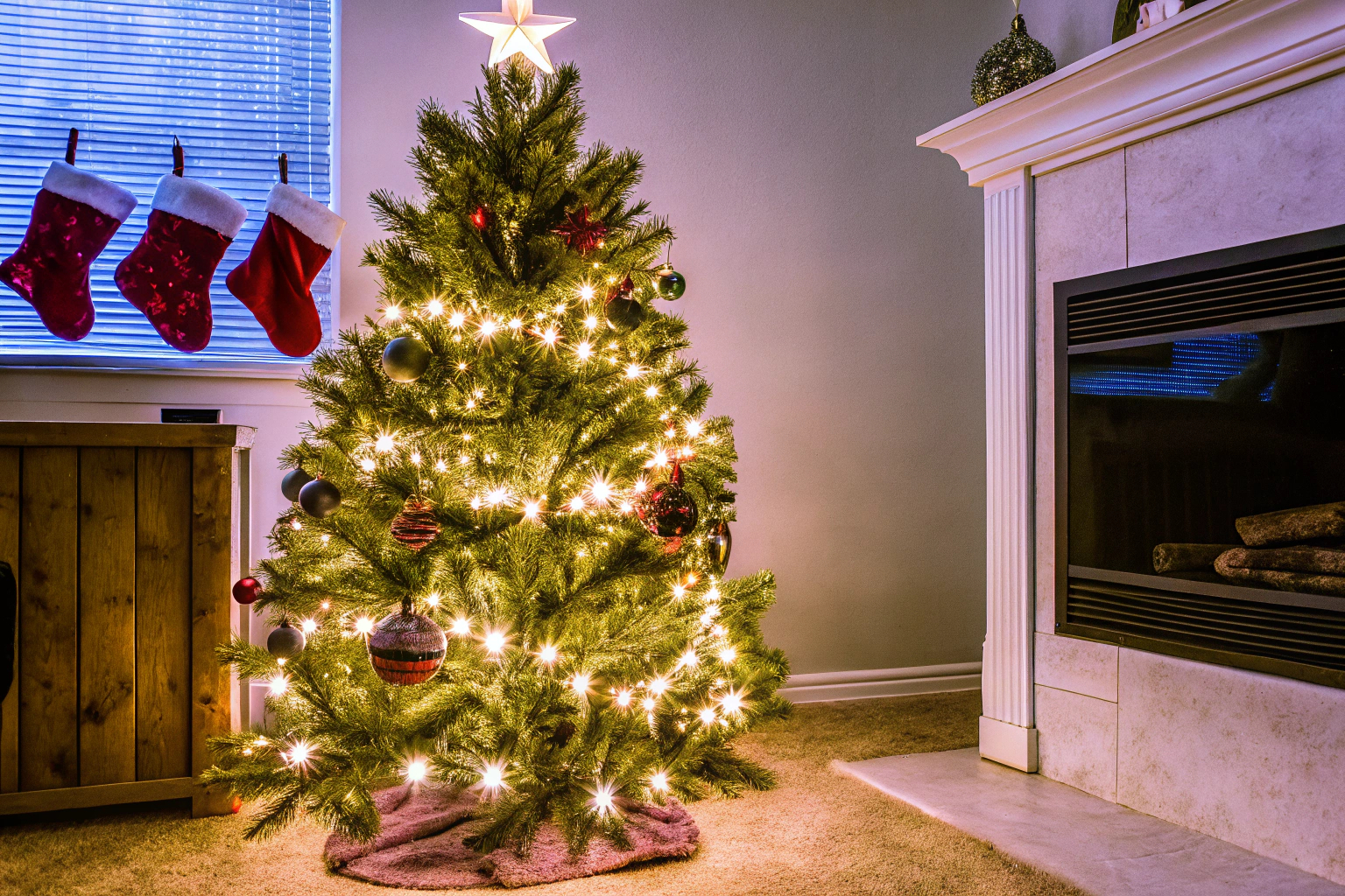 Festlich geschmückter künstlicher Weihnachtsbaum im Wohnzimmer