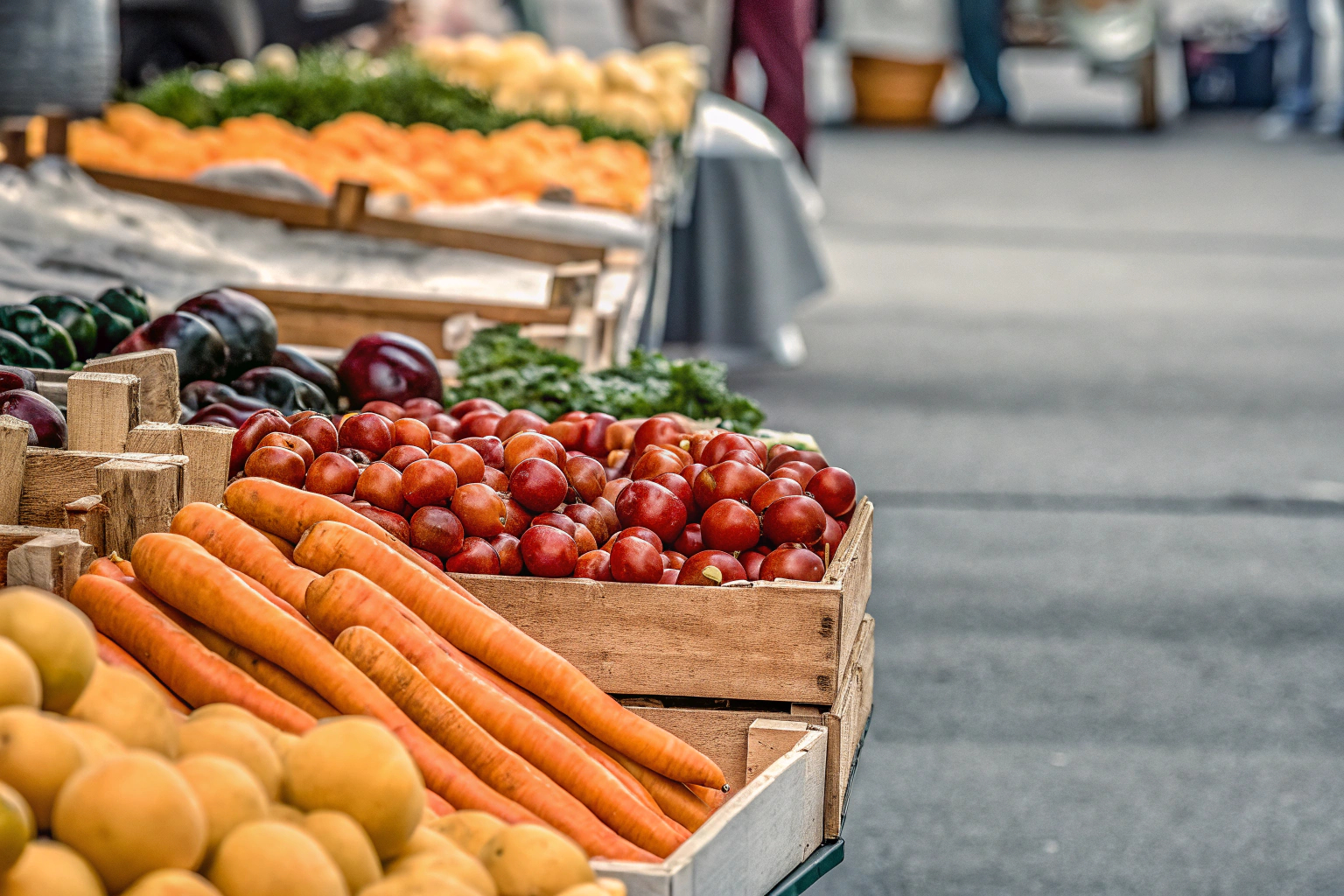 Frische regionale Lebensmittel auf einem Bauernmarkt