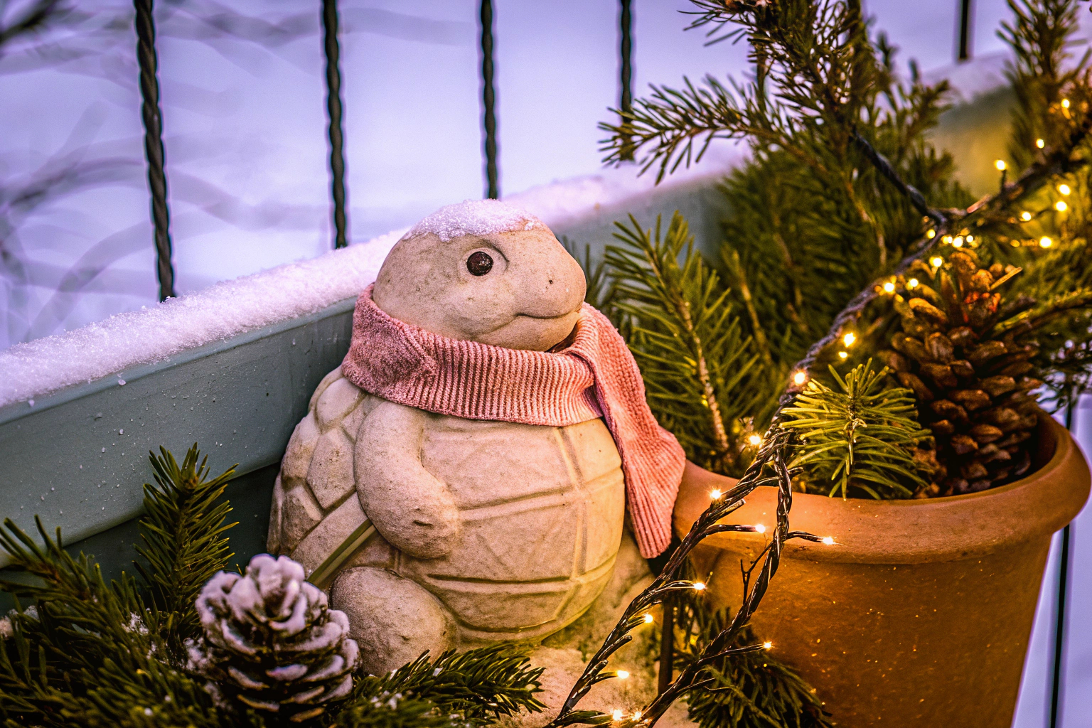 Schildkrötenfigur auf Balkon