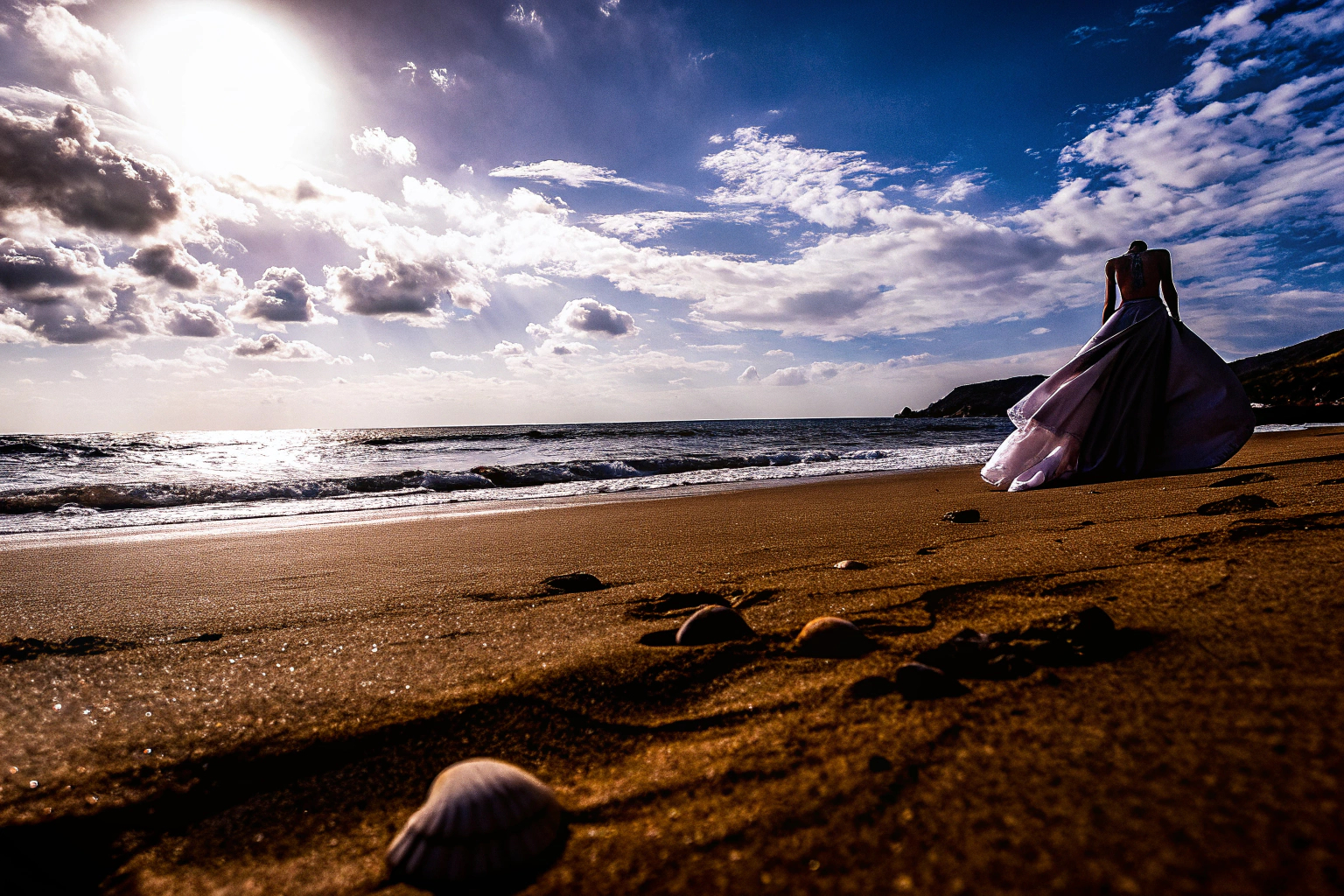 Frau im Sommerkleid am Strand