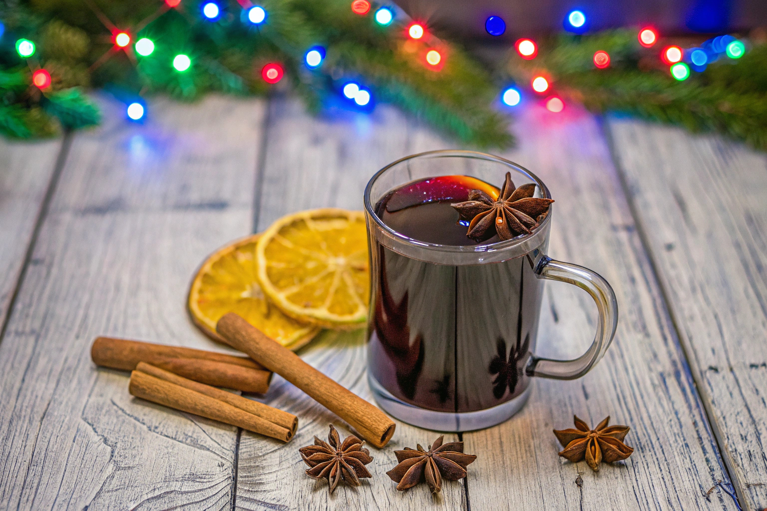 Glühwein mit weihnachtlichen Gewürzen