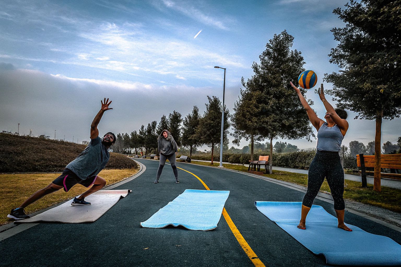 Menschen beim gemeinsamen Sport im Freien