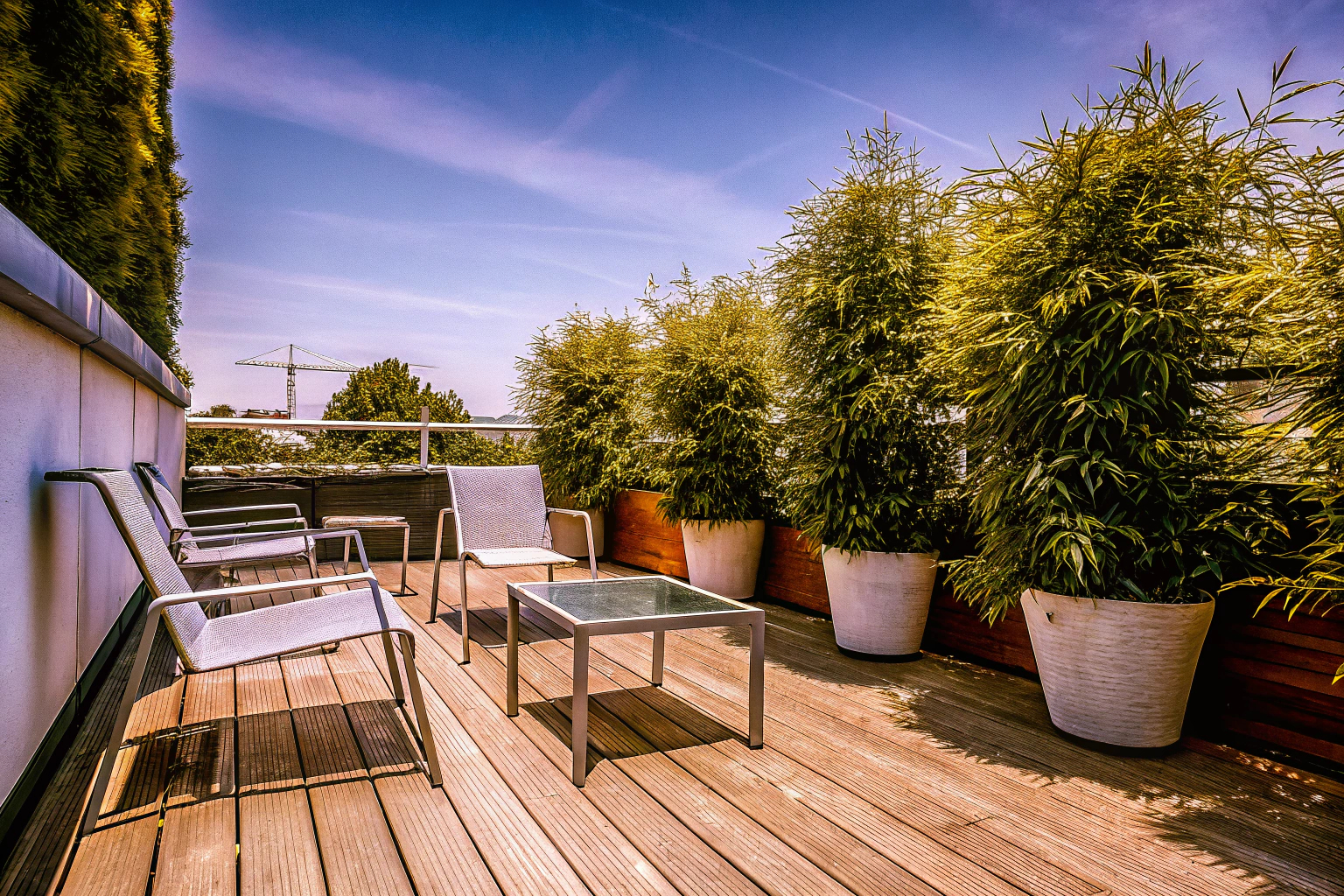 Moderne Terrasse mit Metallmöbeln