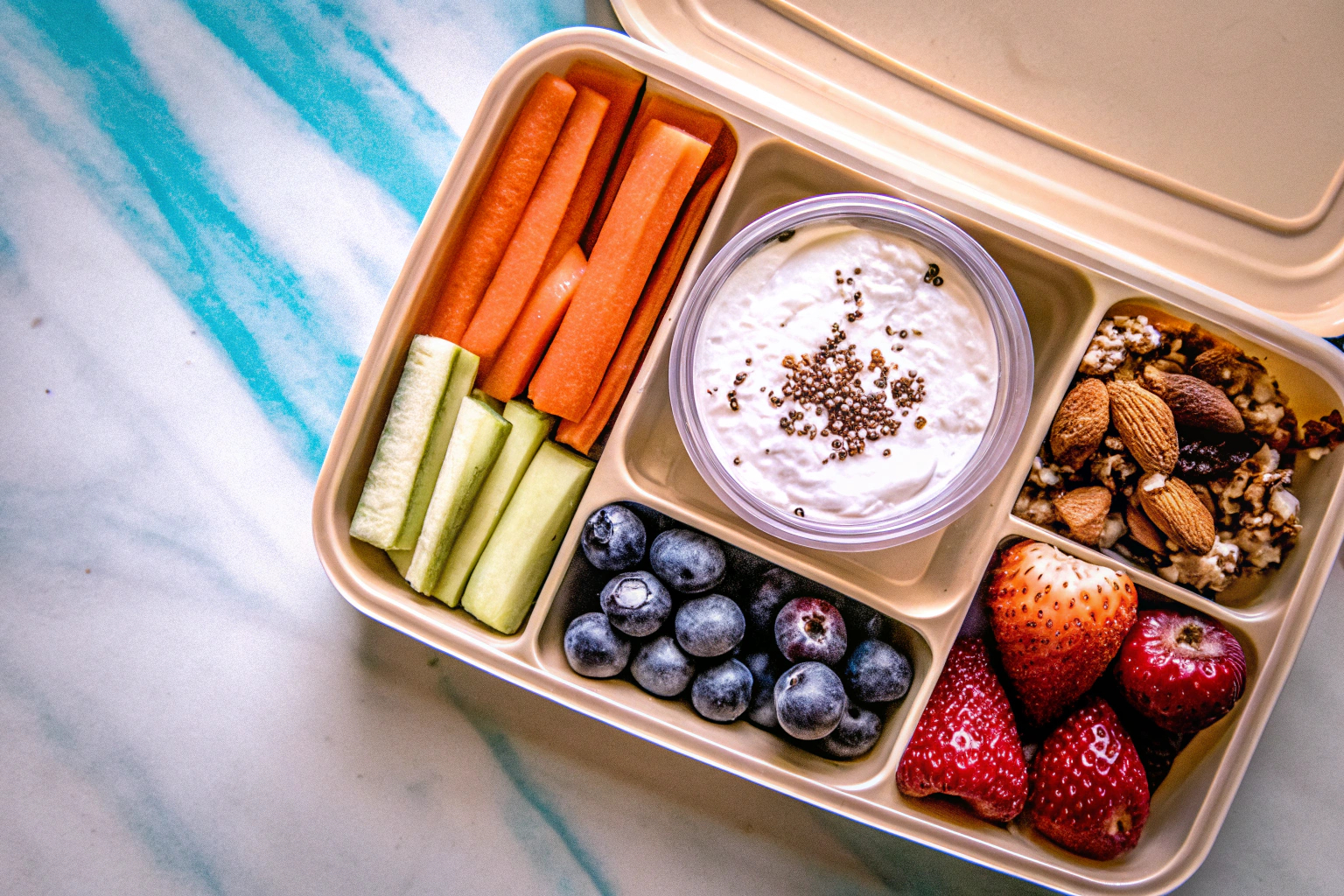 Snackbox mit verschiedenen Snacks