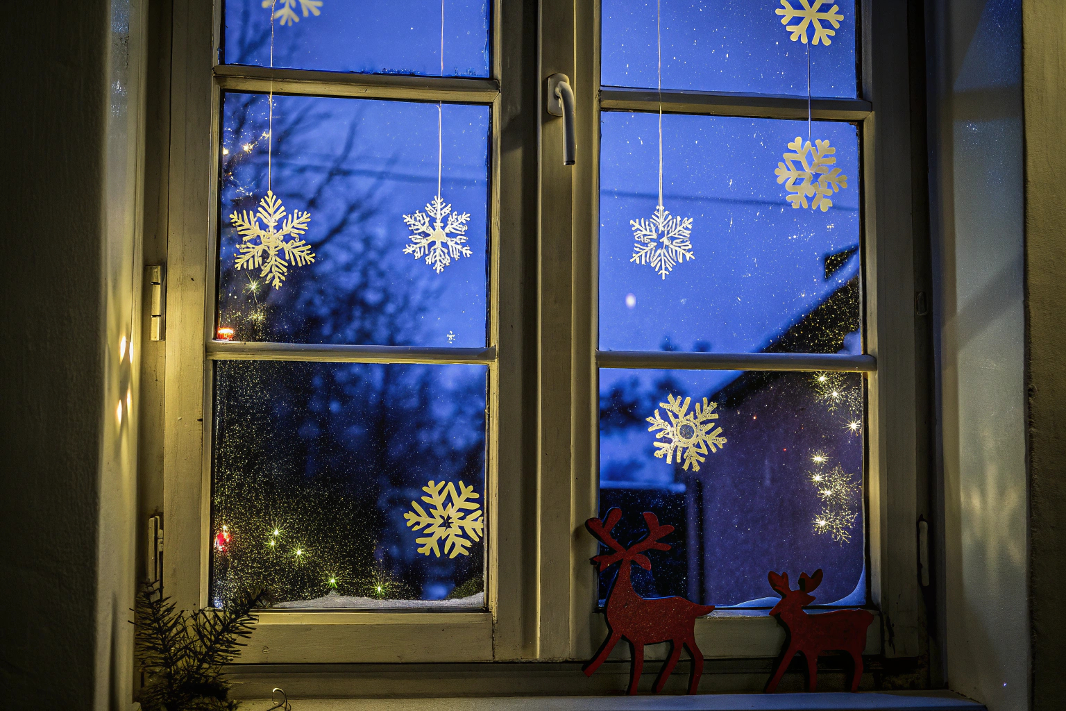 Weihnachtliche Fensterbilder mit Schneeflocken und Rentieren