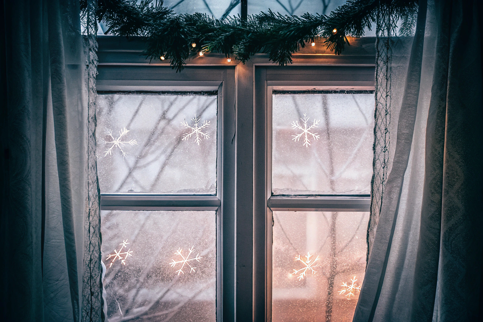 Schneeflocken Lichterkette am Fenster