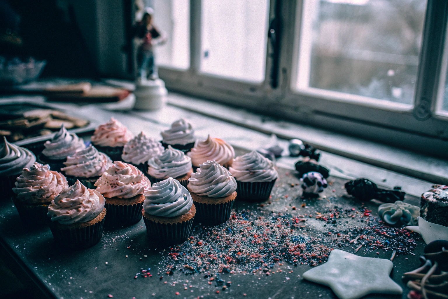 Kinder beim Cupcake-Dekorieren