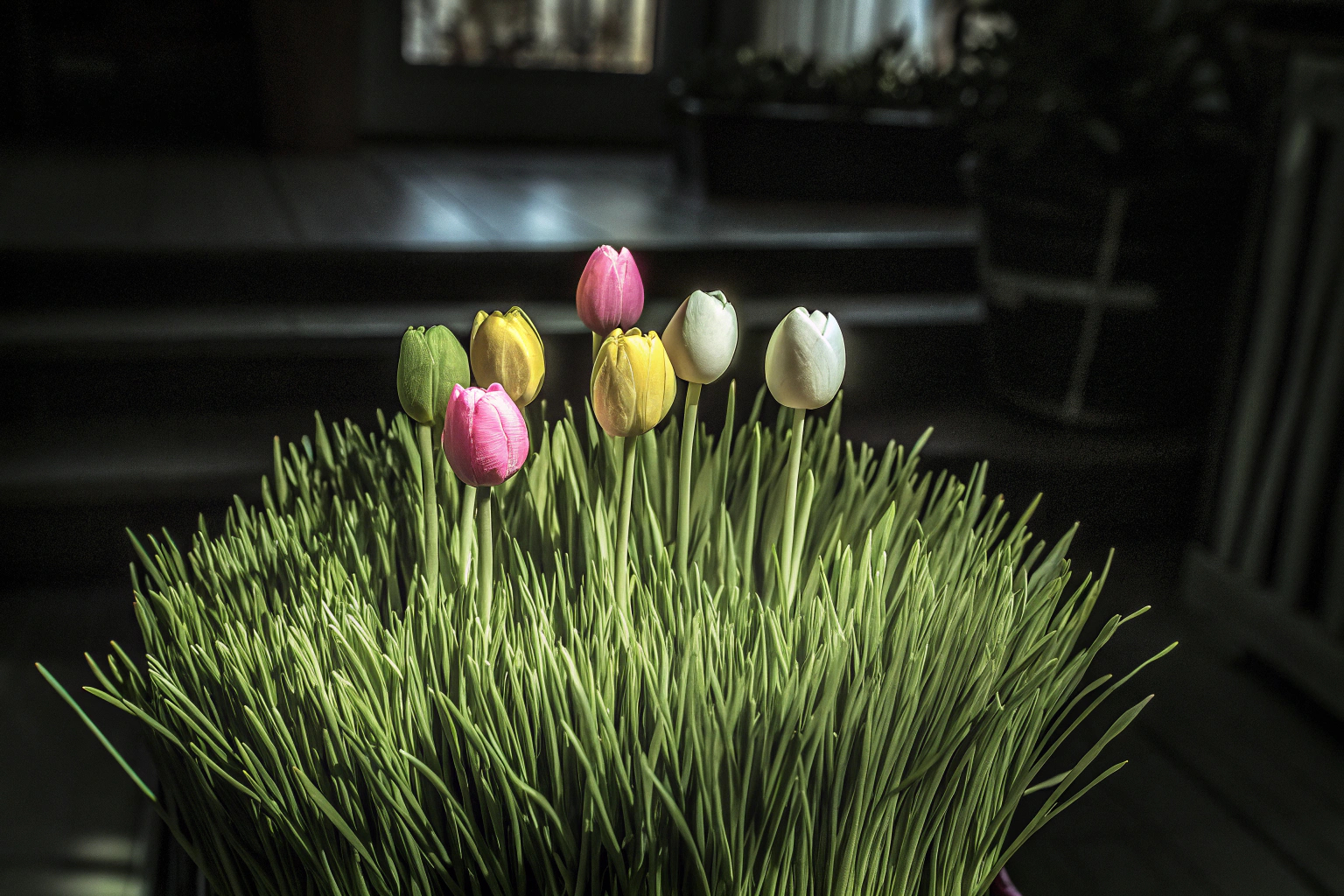 Künstliche Tulpen im Gras Nest