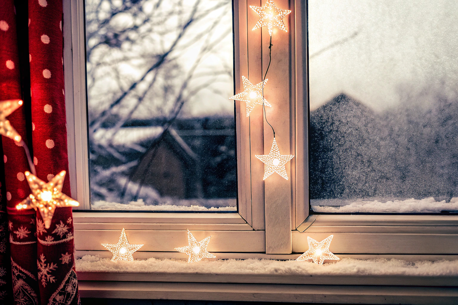 LED-Sternenlichter im Fenster