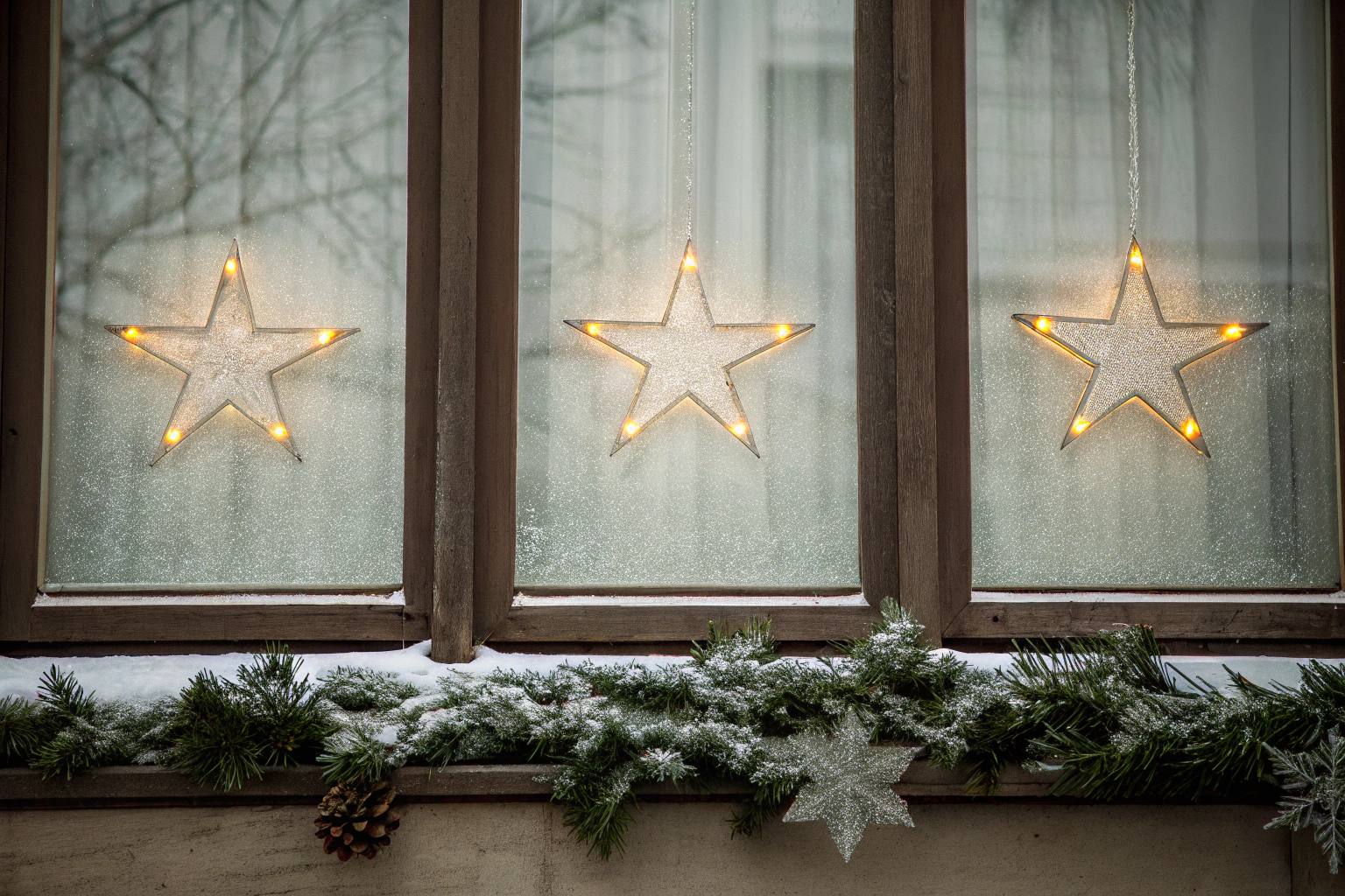 Leuchtende LED-Sterne im Fenster