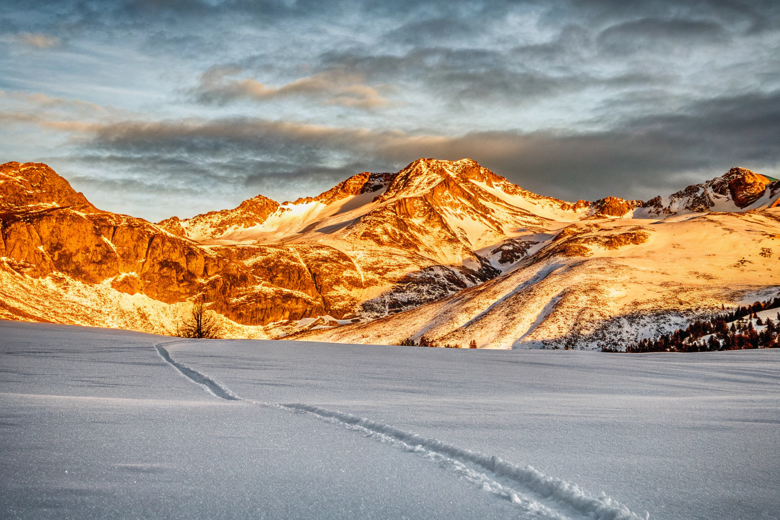 Schneebedeckte Berglandschaft