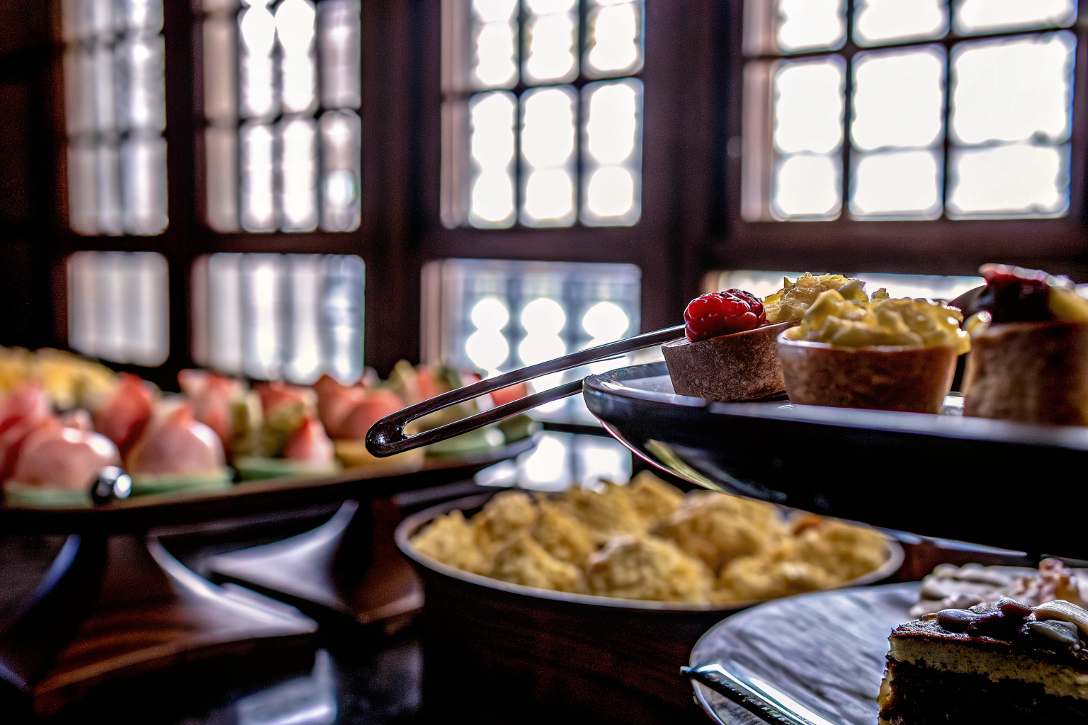 Brunch mit Küchenzangen und Cocktailspießen