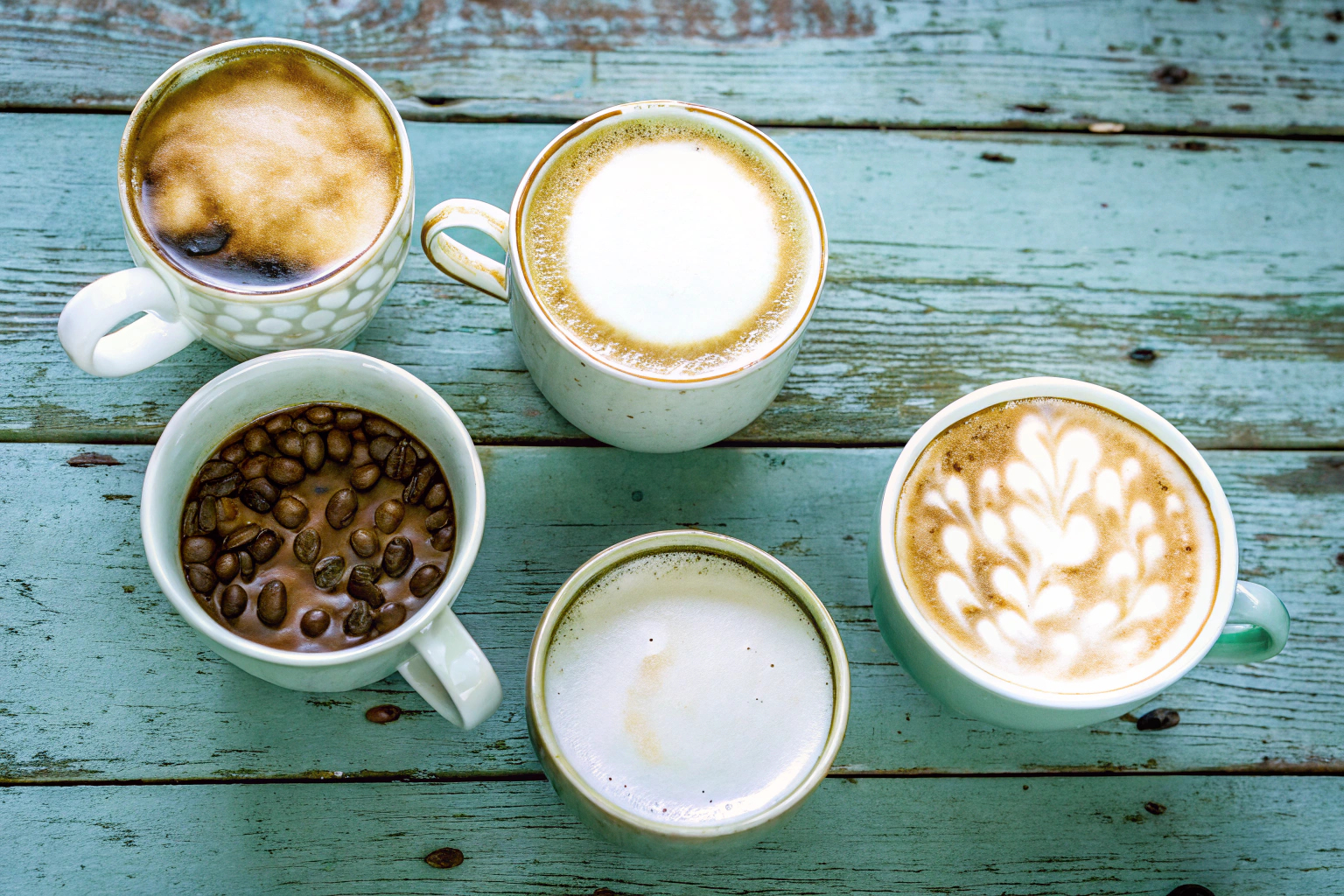 Verschiedene Kaffeesorten in Tassen